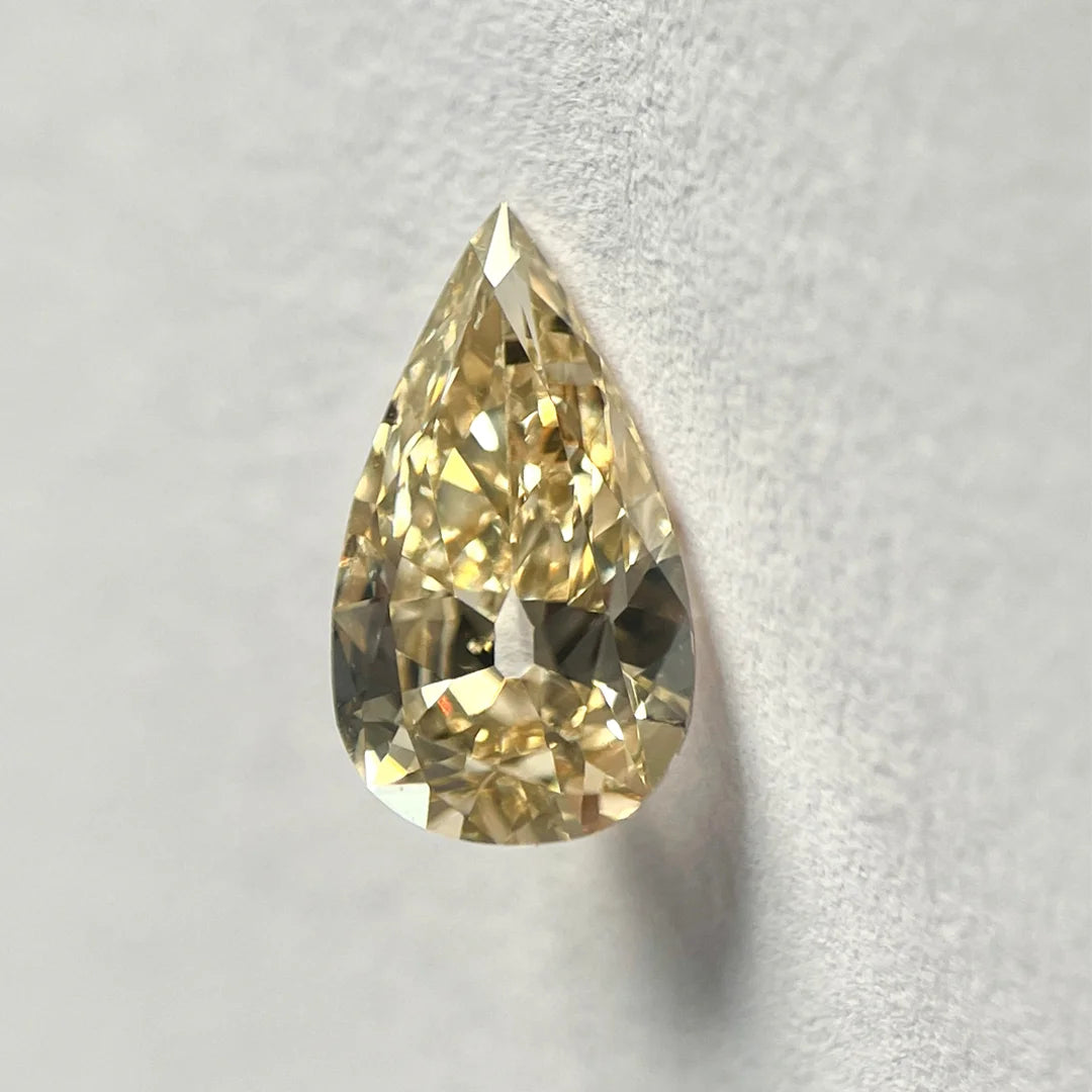 Diamante natural talla antigua (Old Mine Cut) de color marrón claro y forma de pera