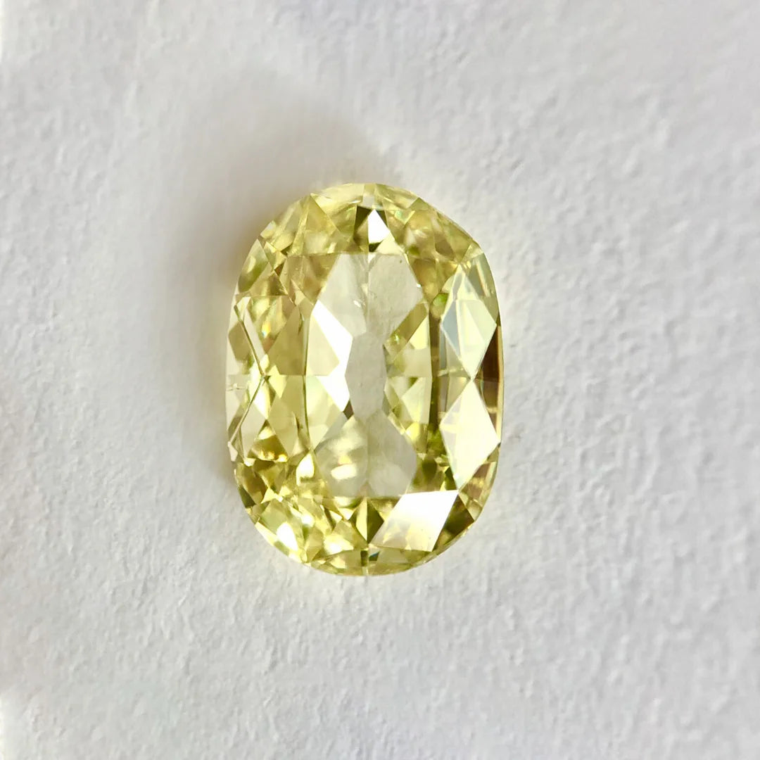 Diamante natural talla antigua (Old Miner) de forma ovalada y color amarillo intenso