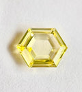 Diamante natural de color amarillo fantasía, talla rectangular escalonada (step cut) y forma hexagonal