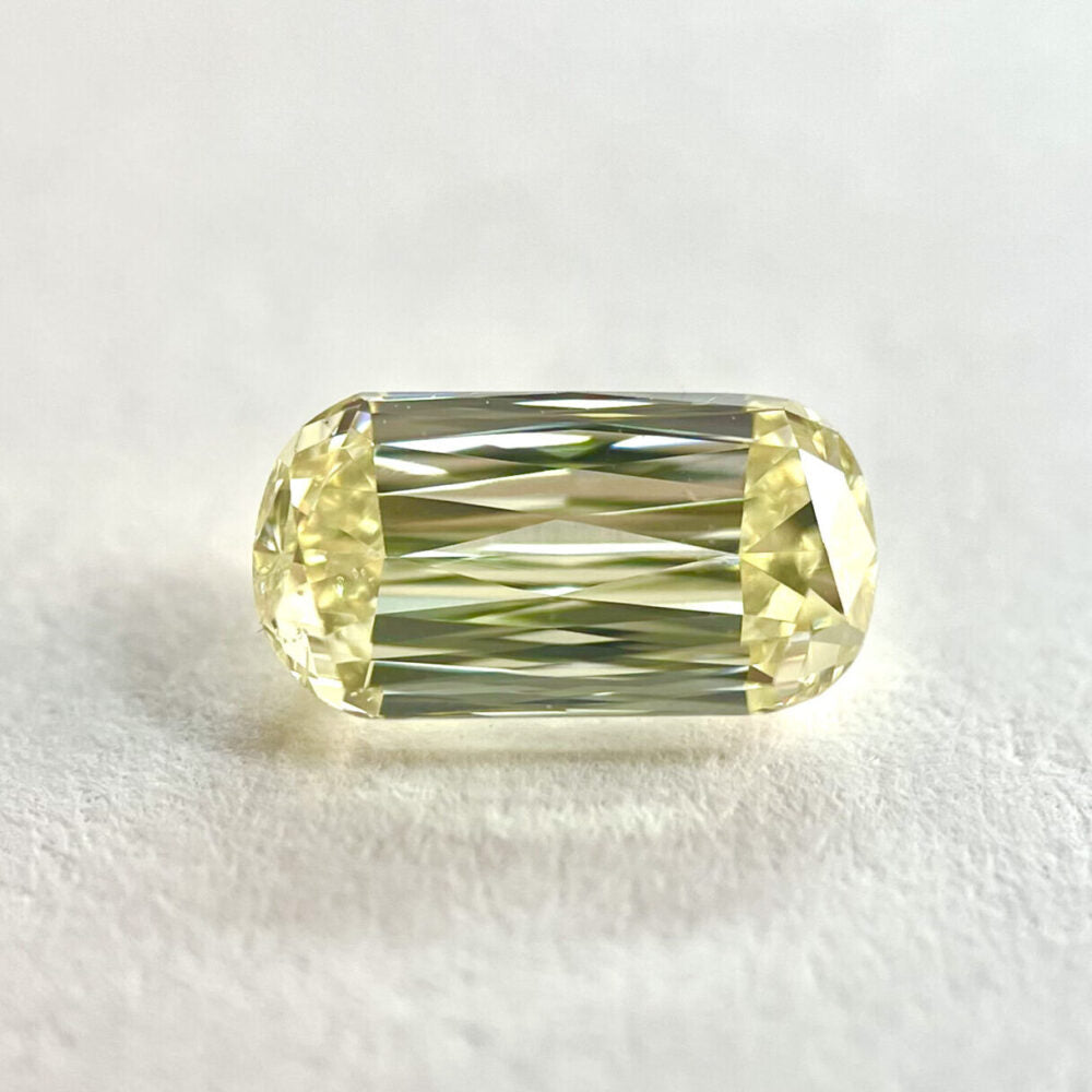 Diamante natural de color amarillo fantasía con corte de tijera antiguo