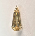 Diamante natural de color marrón claro con talla escalonada y forma de escudo