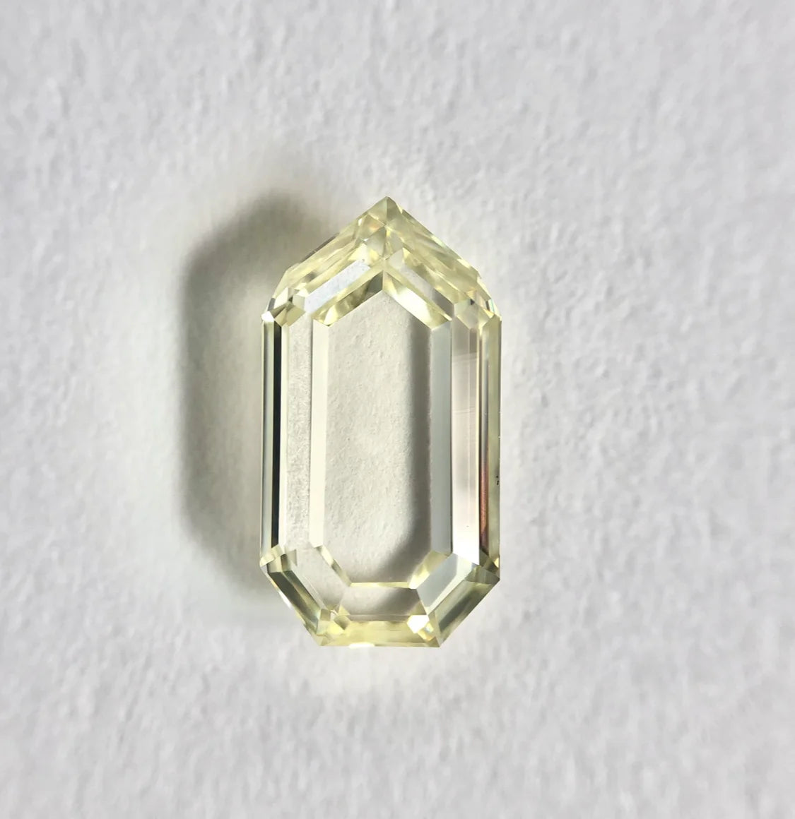Diamante natural de talla escalonada, forma de bala, color amarillo elegante, tipo retrato