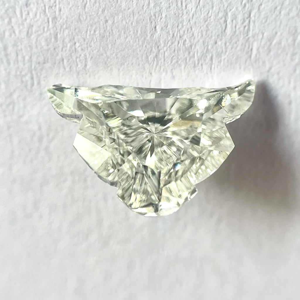 Diamante natural de talla brillante, forma de toro, color E