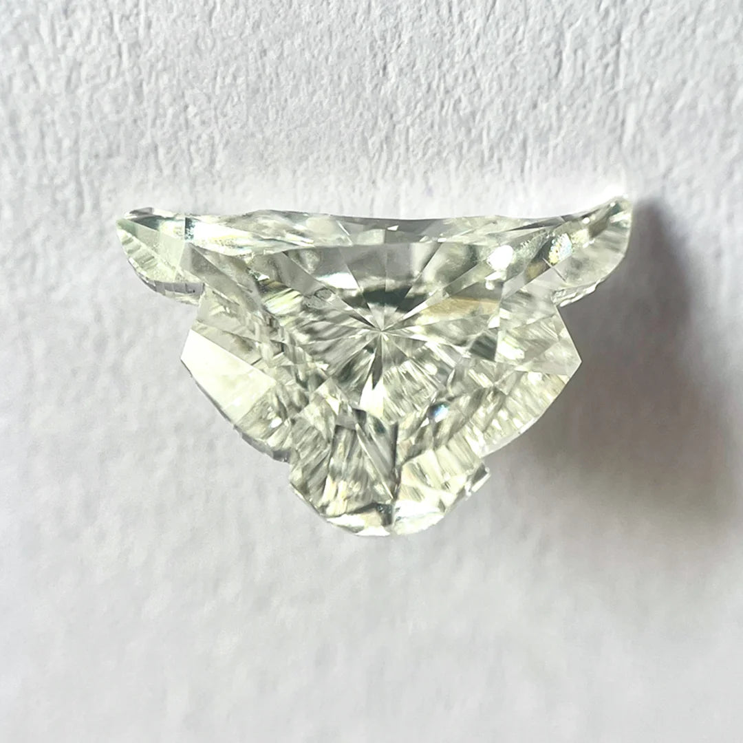 Diamante natural de talla brillante, forma de toro, color E