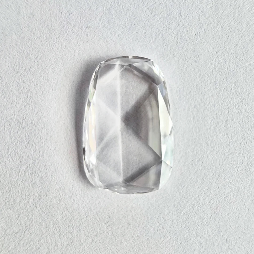 Diamante natural de talla rosa, forma ovalada rectangular, color F