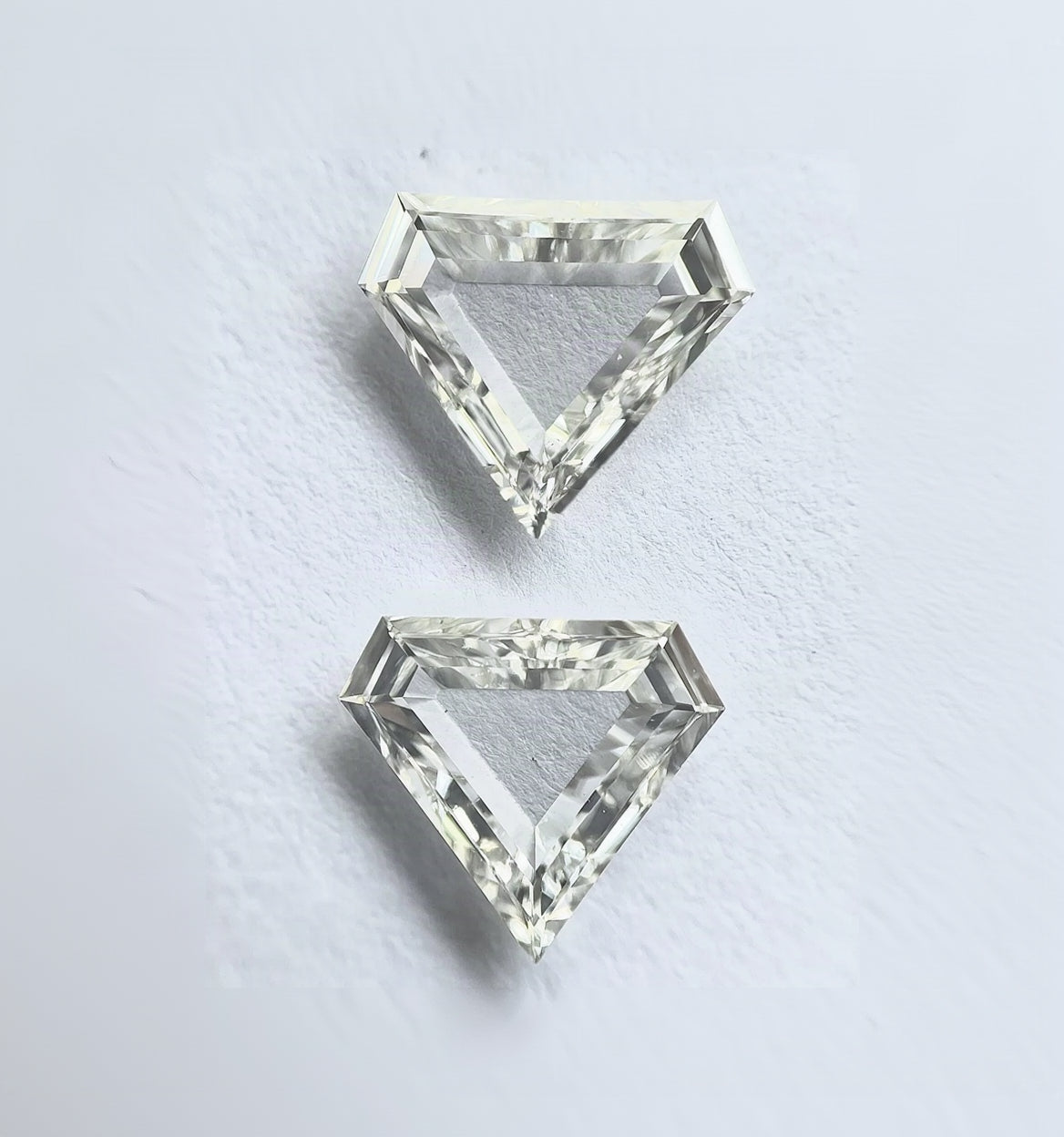 Diamante natural de talla escalonada, par a juego con forma de diamante