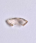 Diamante natural color marrón elegante, talla rosa y forma de media luna