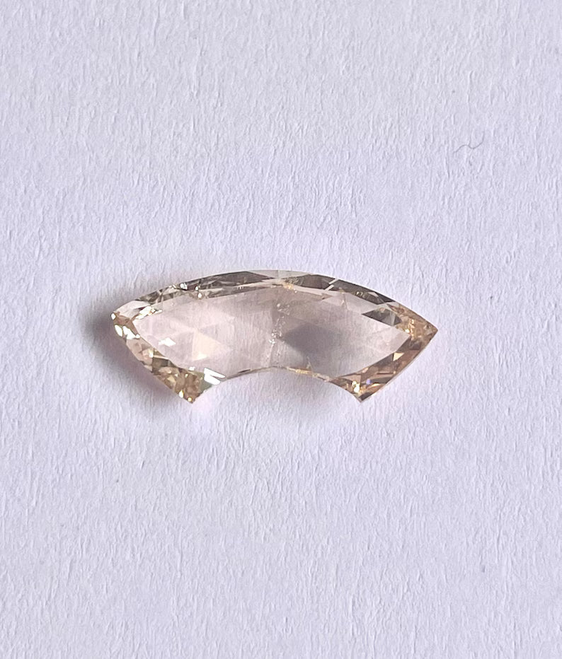 Diamante natural color marrón elegante, talla rosa y forma de media luna