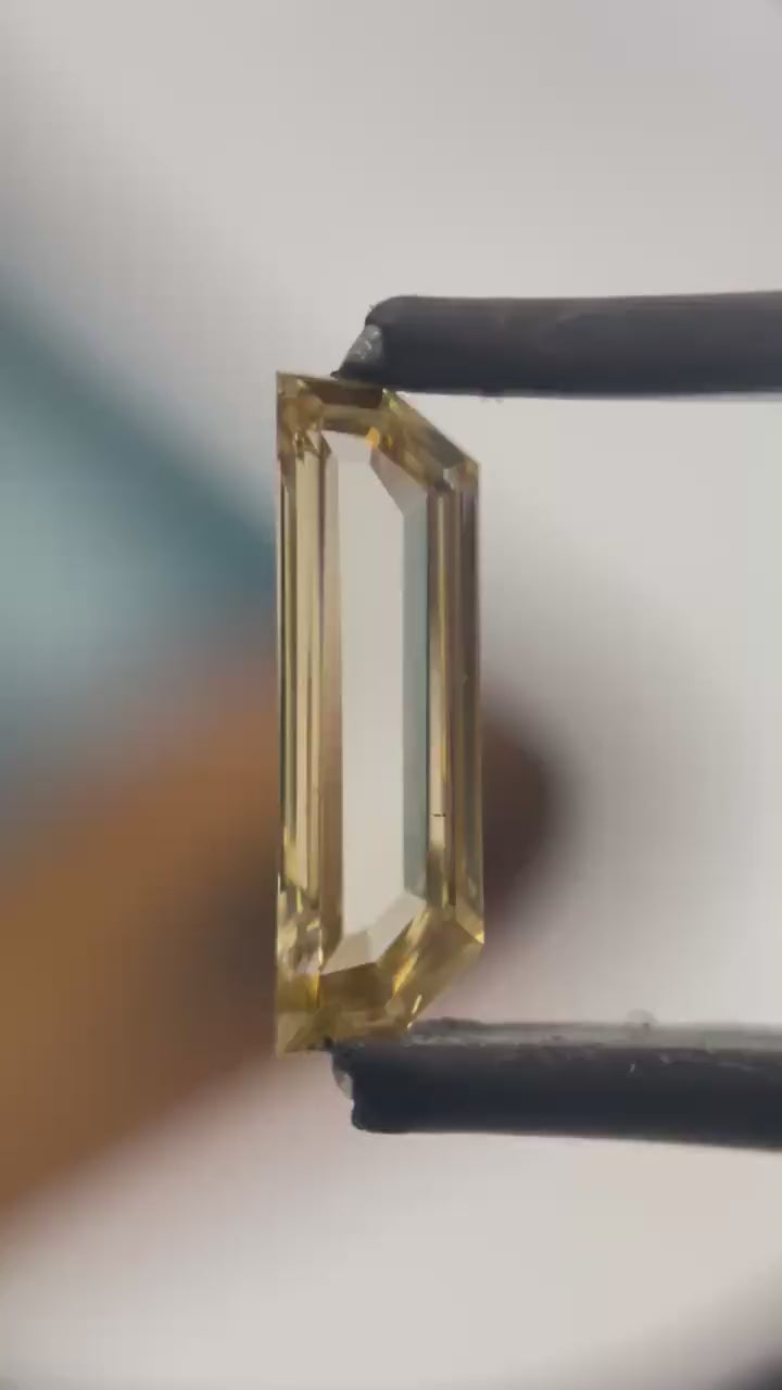 D形浅棕色阶梯式切割天然钻石