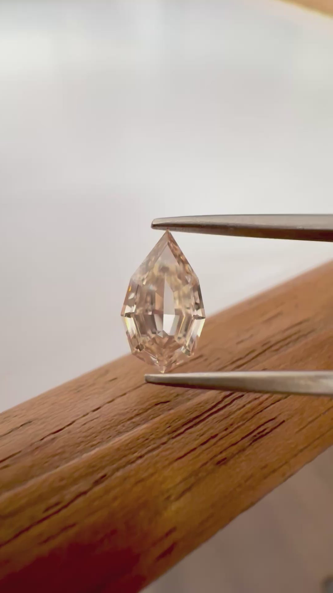 Diamant naturel de couleur brune, taille poire, taille à degrés