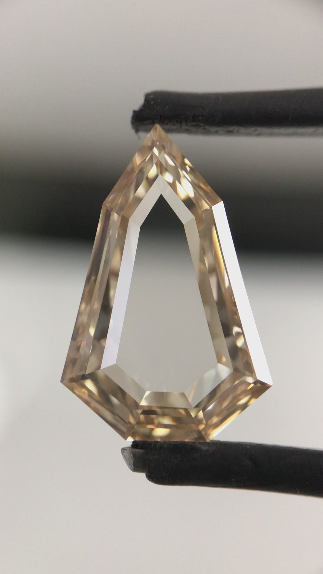 Diamant naturel couleur brun clair taille escalier portrait forme écusson
