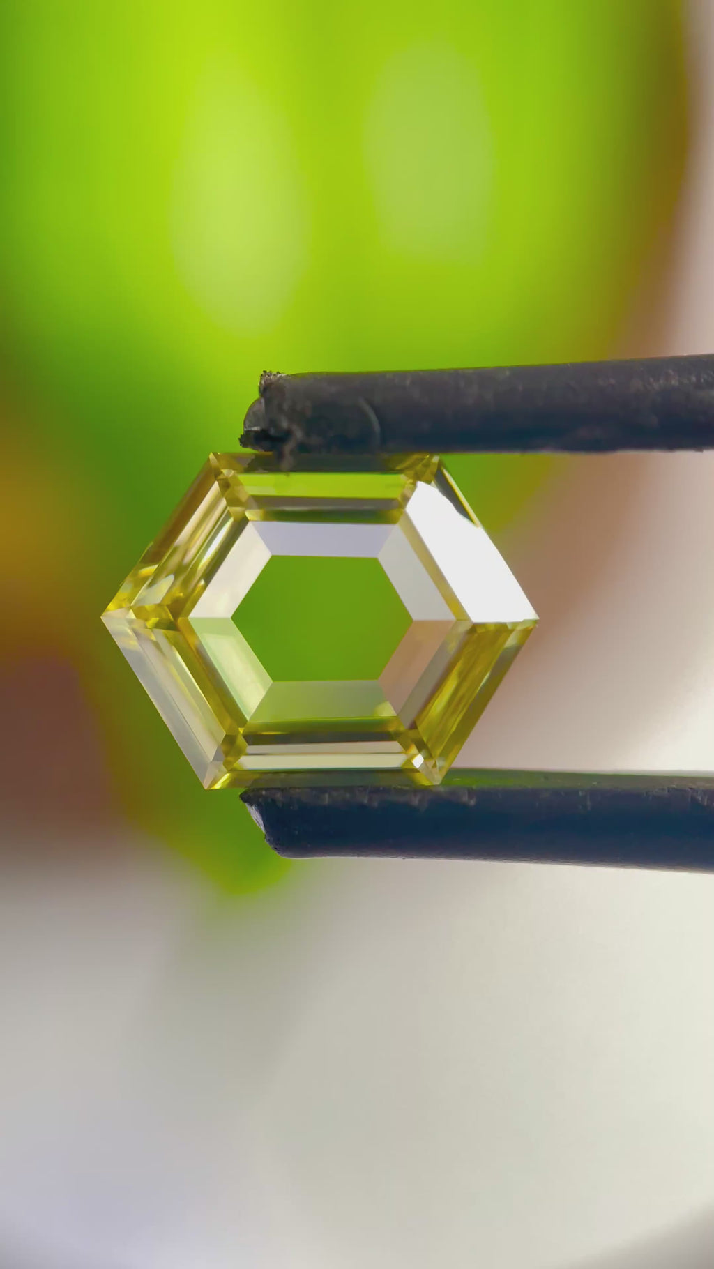 Diamant naturel taille portrait à degrés, couleur jaune fancy, forme hexagonale