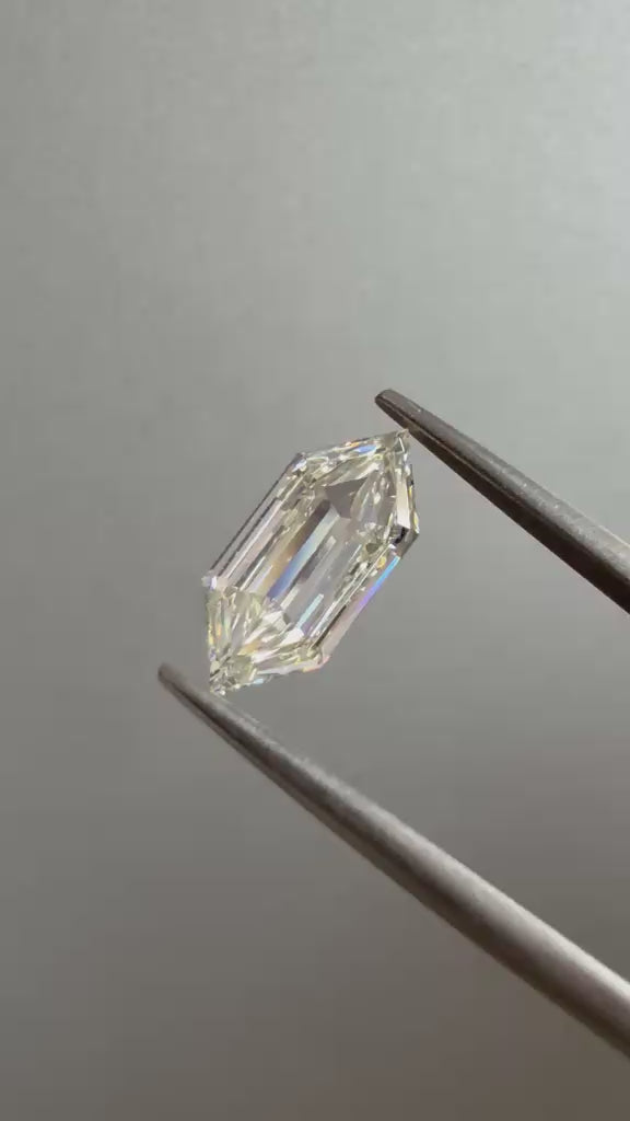 Diamant naturel taille échelonnée hexagonale allongée