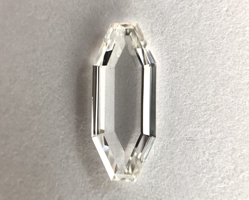 Elongeted hexagone shape f color step cut diamond