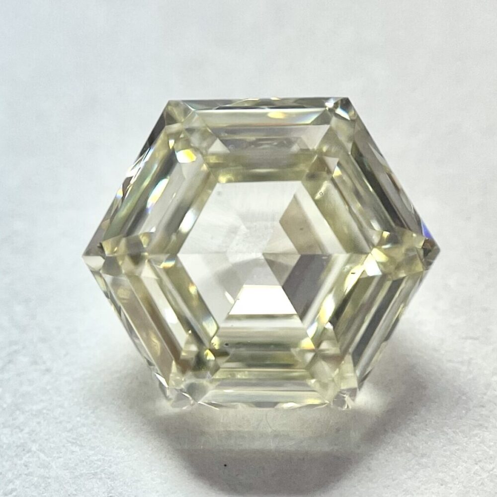 Hexagone shape L color step cut diamond