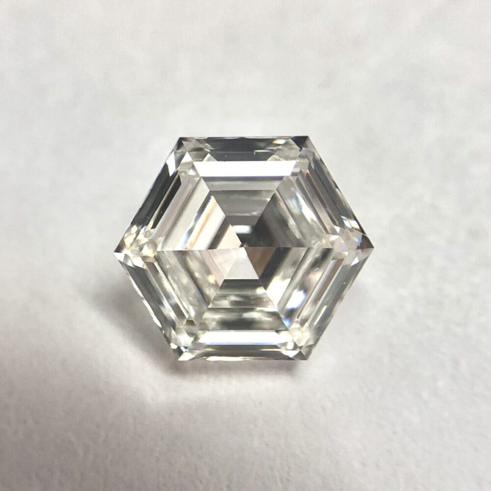 Hexagone shape H color step cut diamond