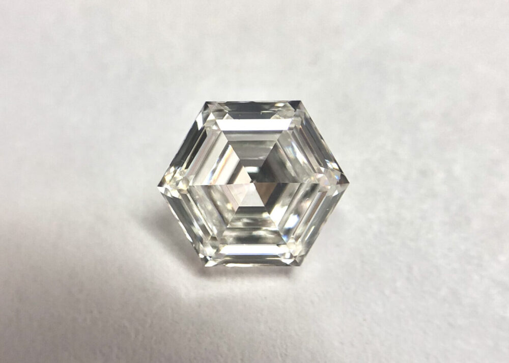 Hexagone shape H color step cut diamond