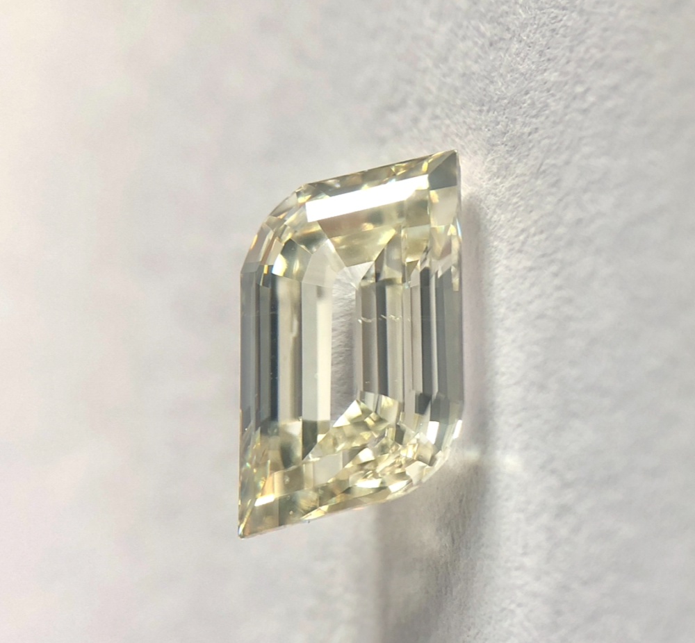 Flame shape K color Step cut diamond