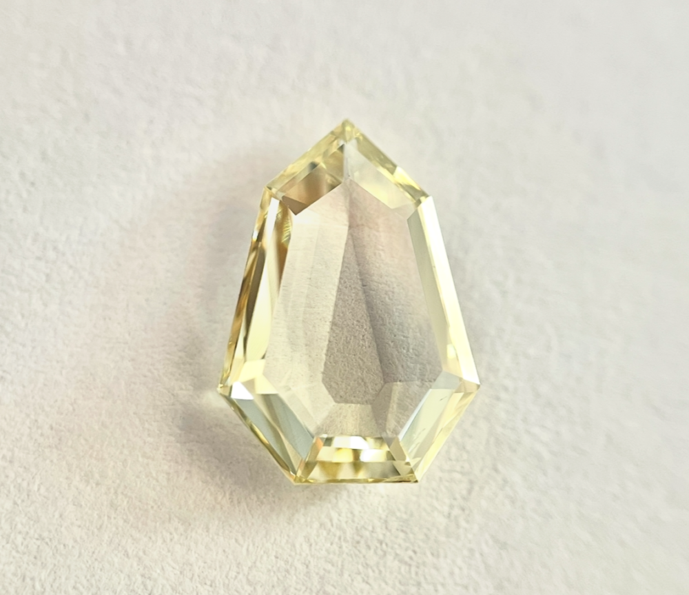 Shield shape N colour Step cut diamond